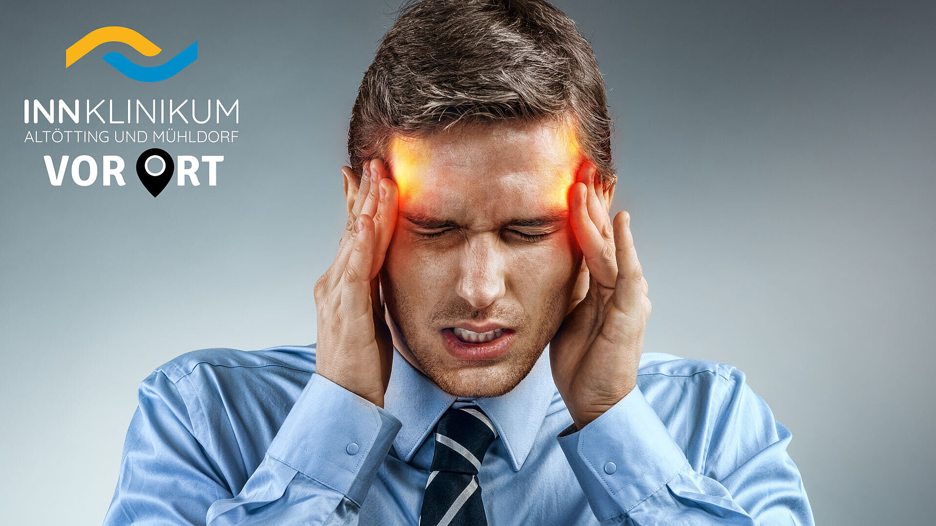 Ein Mann hältsd swich den Kopf wegen Kopfschmerzen