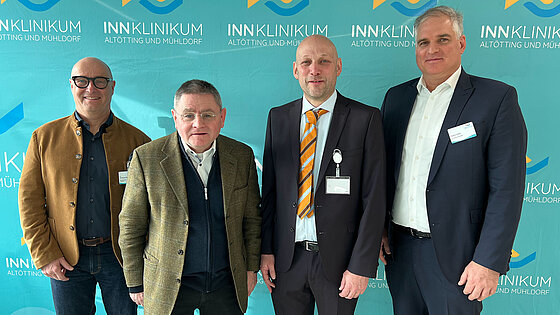 Freude über die Neurochirurgie am InnKlinikum Altötting: (Gruppenbild v.li.) Medizinvorstand Dr. Wolfgang Richter, Landrat Erwin Schneider, Chefarzt Dr. David Schul und InnKlinikum-Vorstandsvorsitzender Thomas Ewald.