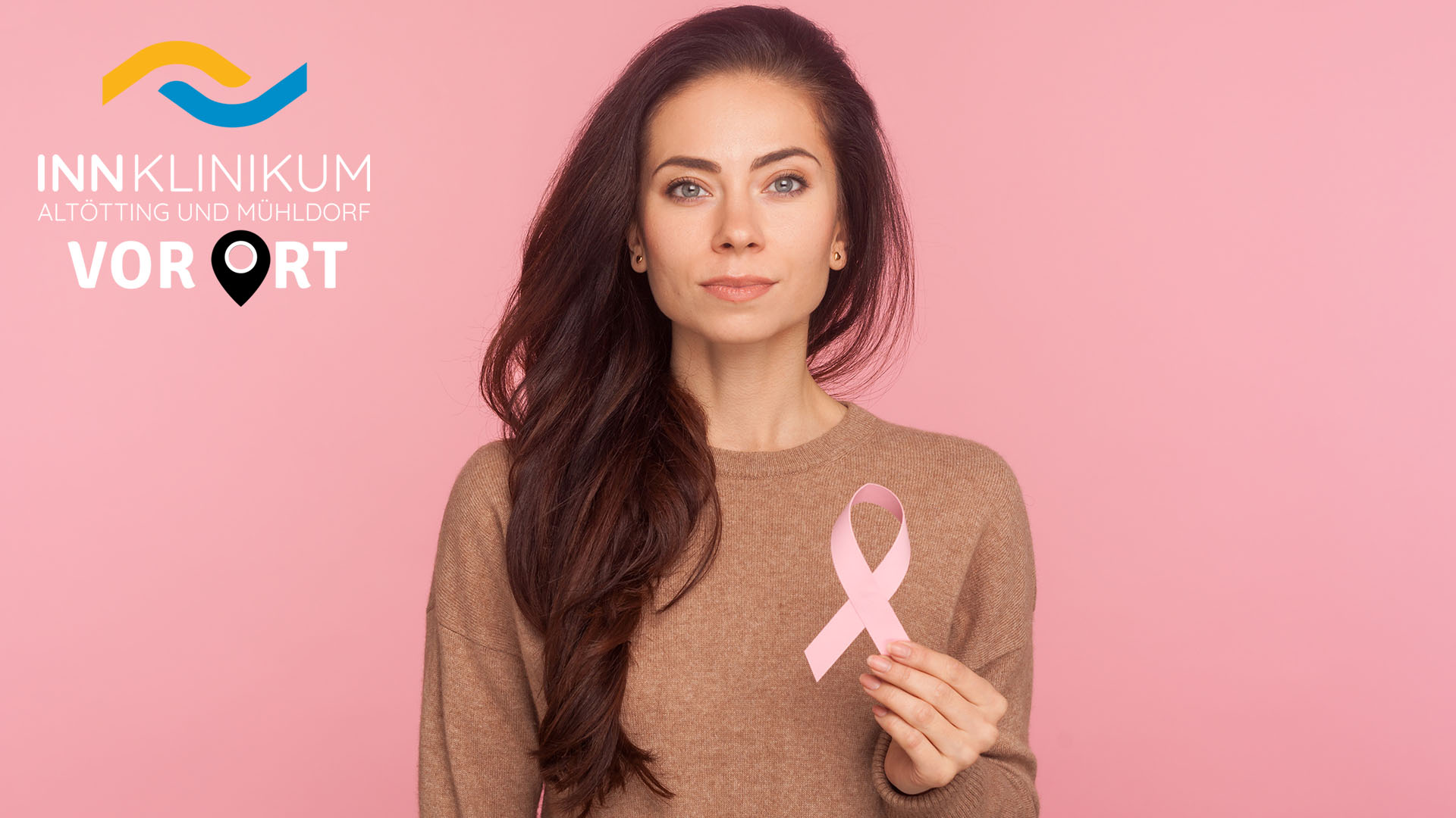 Eine Frau weist durch eine Geste auf Brustkrebs hin