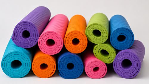 Bunte Yogamatten aufeinander gelegt
